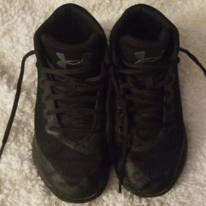 Basketball shoes